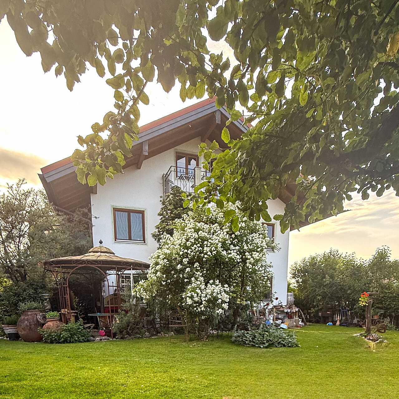 Das Haus im Sommer von außen